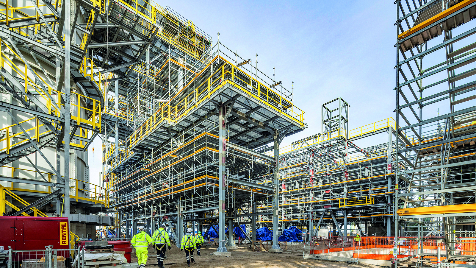 The expansion of the biofuel refinery in Rotterdam was successfully completed with the aid of more than 30,000 m² PERI UP Modular Scaffolding. 