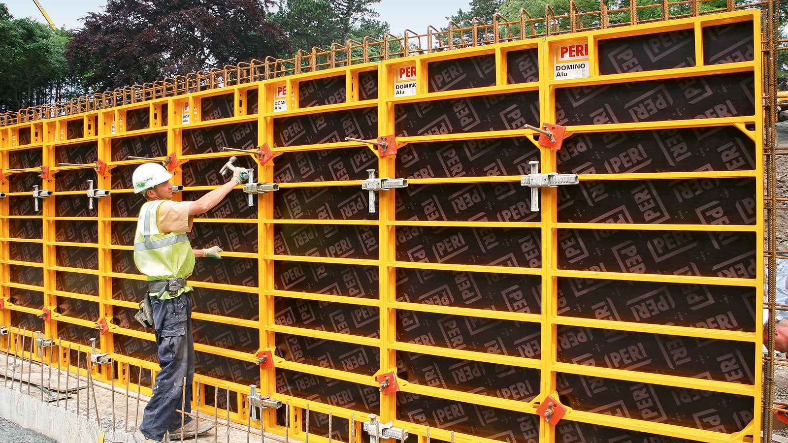 DOMINO panels are extremely light but nevertheless still have a high load-bearing capacity. The aluminium 250 x 100 panel only weighs 59 kg.<br/>